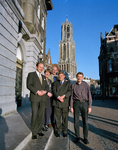 844495 Groepsportret van de VVD-fractie in de gemeenteraad van Utrecht, voor de ingang van het Stadhuis (Stadhuisbrug ...